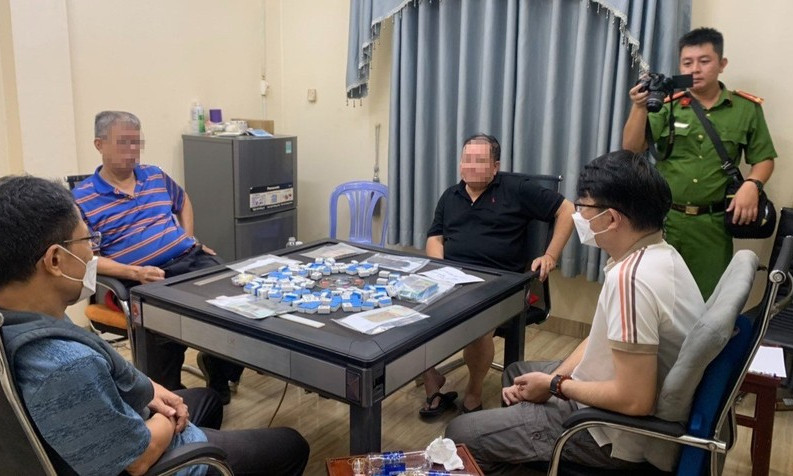 Bình Dương: Công an vây bắt hàng chục người nước ngoài đánh bạc
