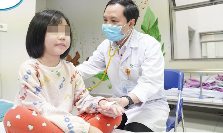 Chuyên gia hướng dẫn cách chăm sóc trẻ bị sốt tại nhà
