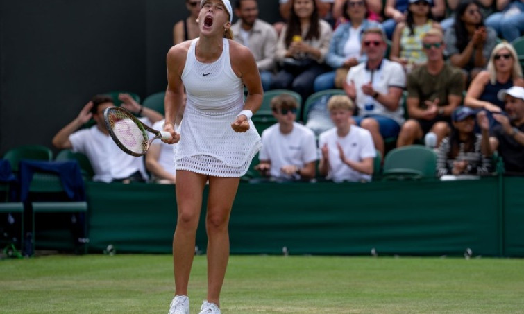 Thần đồng 16 tuổi vào vòng bốn Wimbledon