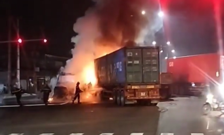 Bình Dương: 2 xe container bốc cháy giữa giao lộ sau va chạm