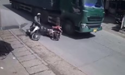 Phú Thọ: Cố vượt giữa xe tải và xe máy, một người bị xe cán tử vong