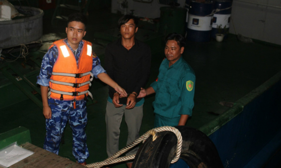 Bắt giữ đối tượng truy nã trên vùng biển Tây Nam