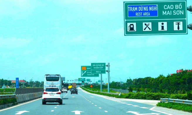 Đề xuất thu phí đường cao tốc nhà nước đầu tư, kiểm soát khí thải xe máy