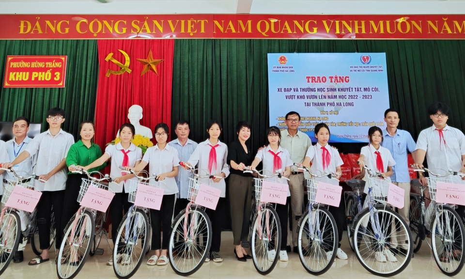 Trao tặng xe đạp và tặng thưởng học sinh khuyết tật, mồ côi vượt khó vươn lên
