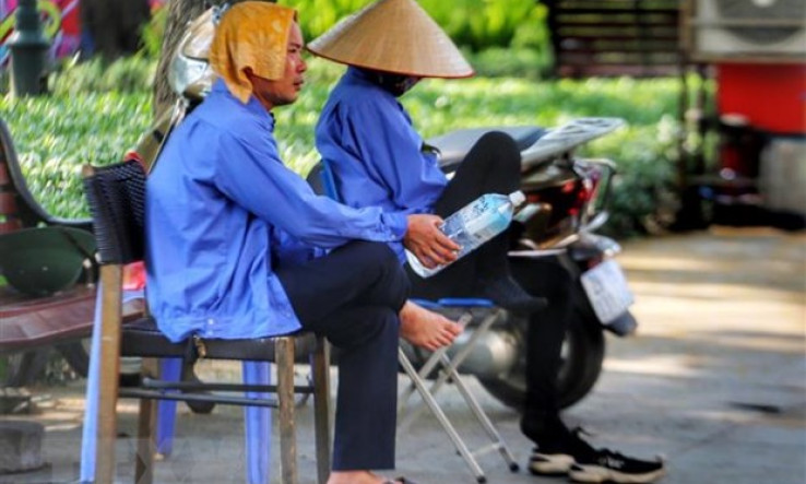 Nhiều khu vực trên cả nước có nắng nóng gay gắt, chiều tối mưa dông