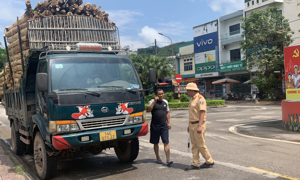 “Thượng tôn pháp luật để xây dựng văn hóa giao thông an toàn”