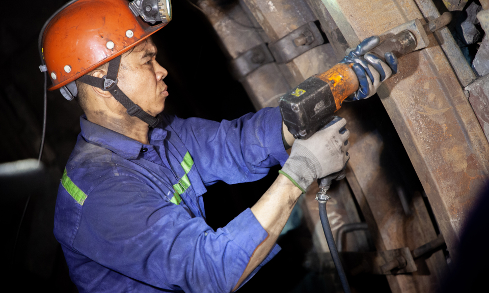 Gắn bó với những gương than