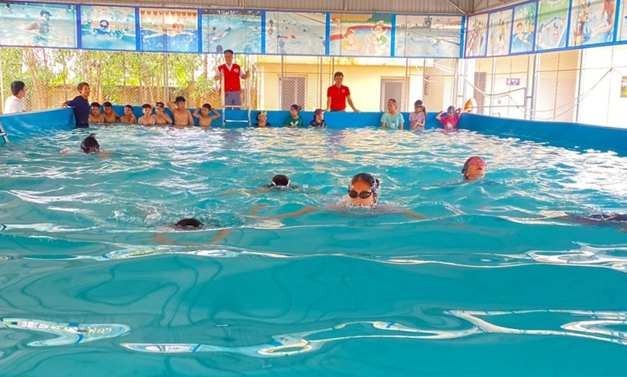 Thiết thực từ các lớp dạy bơi miễn phí cho học sinh khó khăn