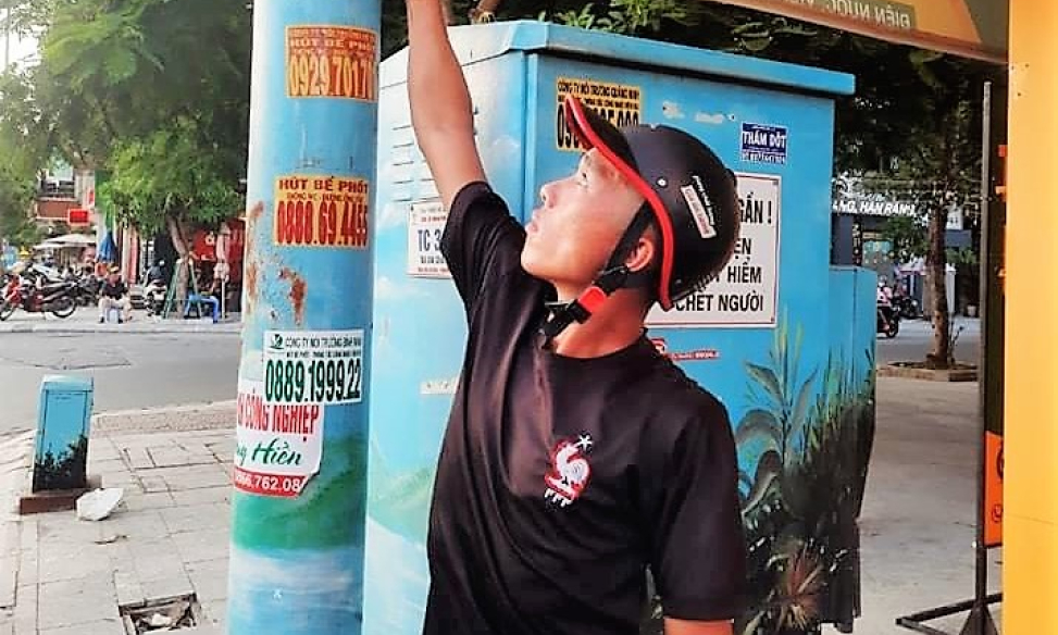 Hạ Long: Phạt hành chính người dán quảng cáo lên "Bốt điện nở hoa"