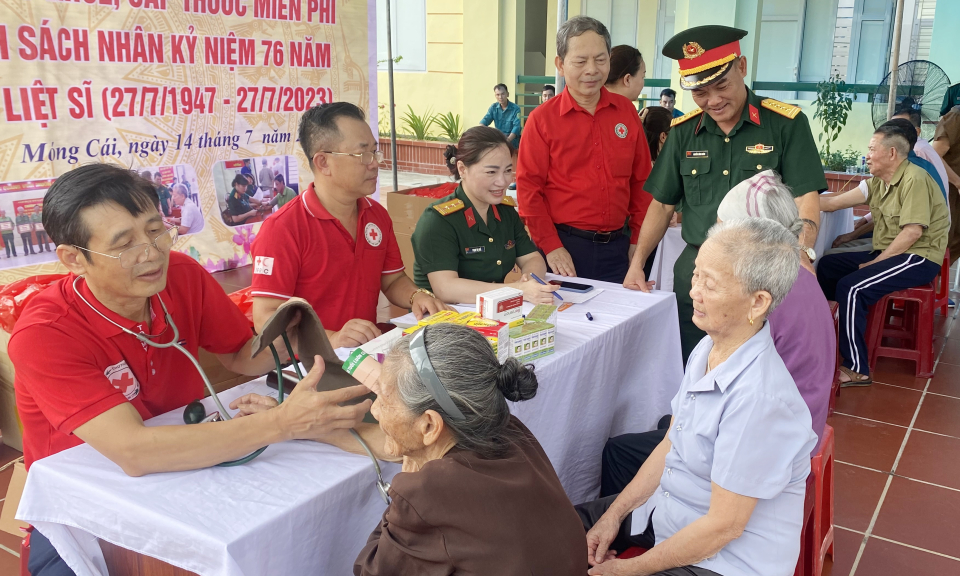 Khám bệnh, cấp thuốc miễn phí cho 200 đối tượng chính sách, người có công tại huyện Tiên Yên và TP Móng Cái