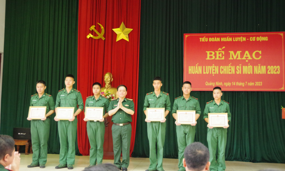 Bế mạc khoá huấn luyện chiến sĩ mới năm 2023