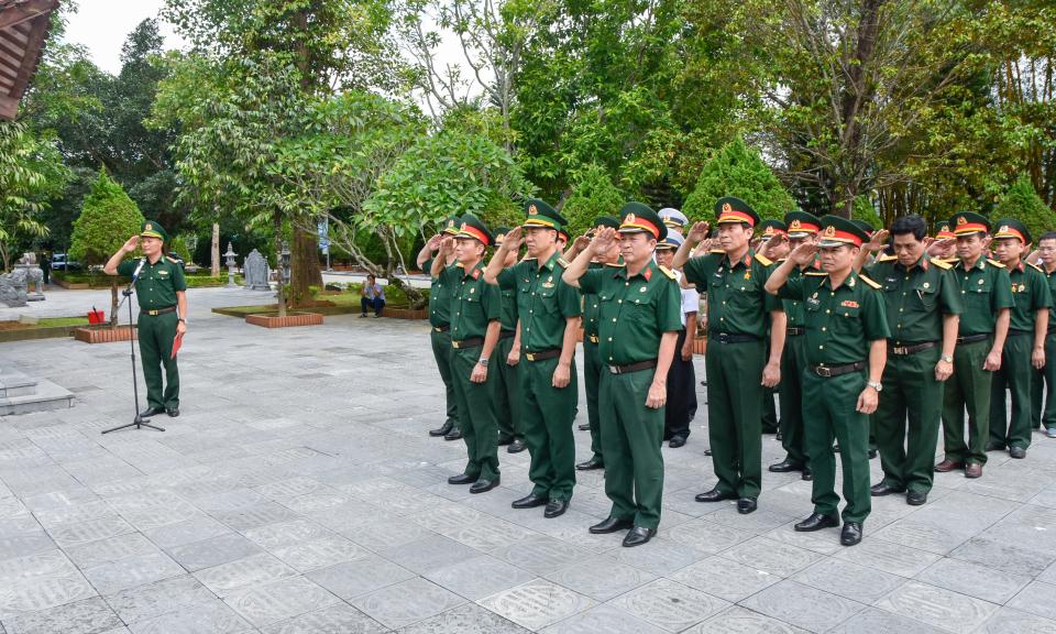 Hội CCB Khối các cơ quan và doanh nghiệp tỉnh dâng hương tưởng niệm các anh hùng, liệt sĩ tại Pò Hèn