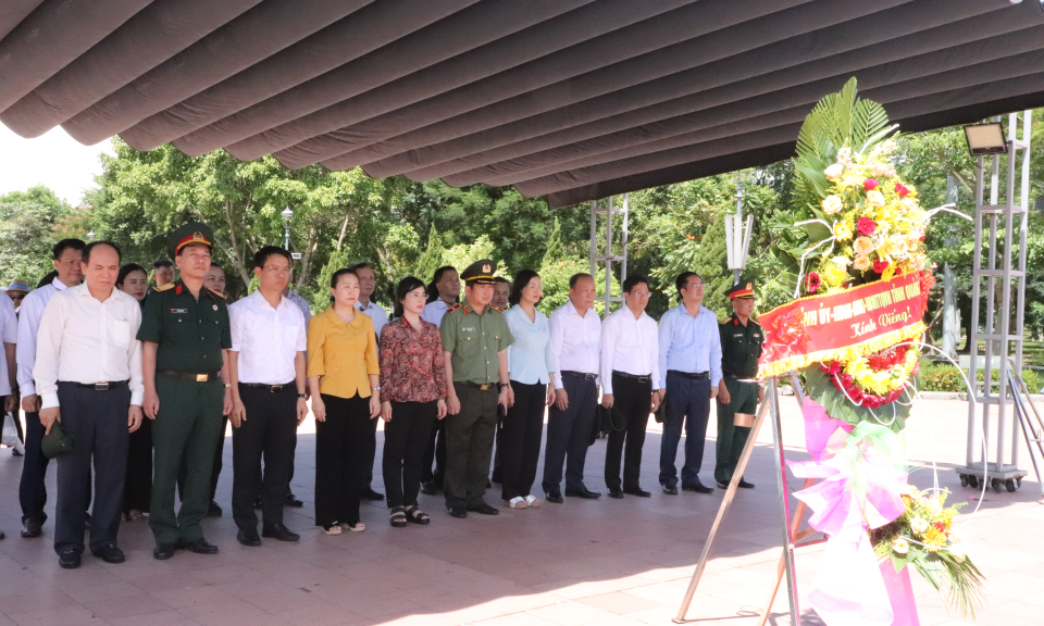 Đoàn đại biểu tỉnh Quảng Ninh viếng các nghĩa trang liệt sĩ tại Quảng Trị