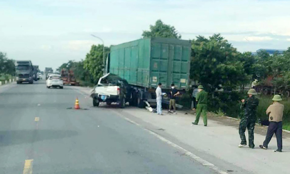 Xe bán tải húc vào container đậu bên đường, 6 người thương vong
