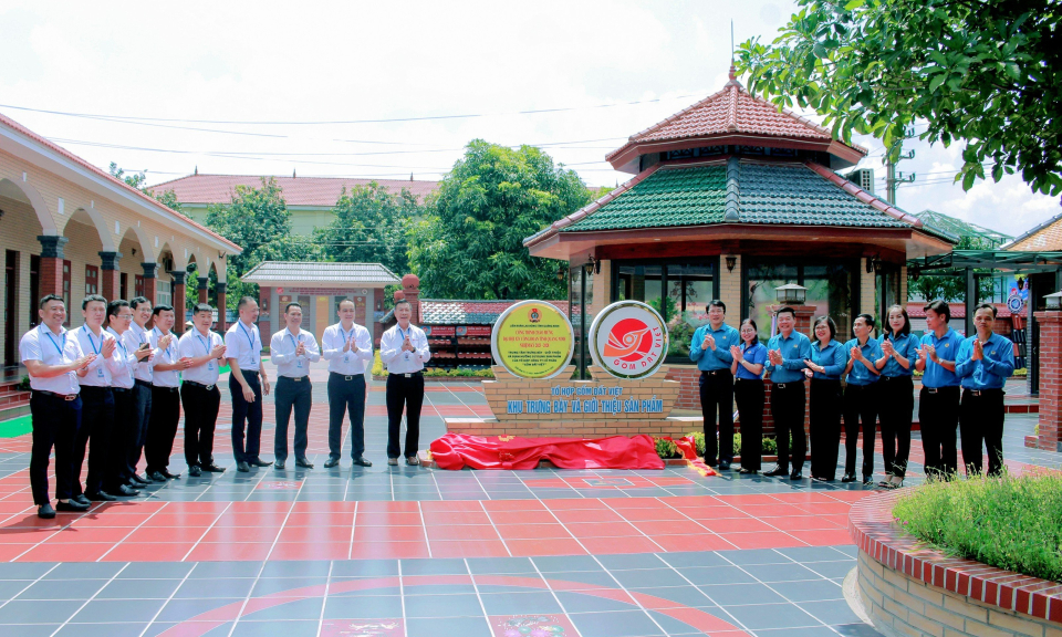Lễ gắn biển công trình chào mừng Đại hội XIV Công đoàn tỉnh Quảng Ninh