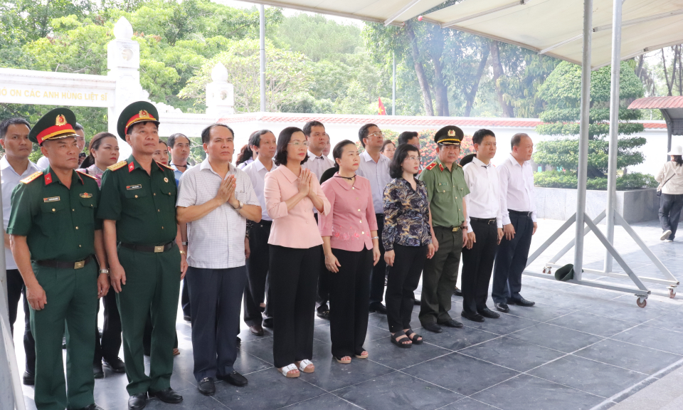 Đoàn đại biểu tỉnh Quảng Ninh dâng hương tại Khu di tích lịch sử Ngã ba Đồng Lộc