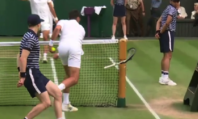 Djokovic đập vợt trong trận thua Alcaraz