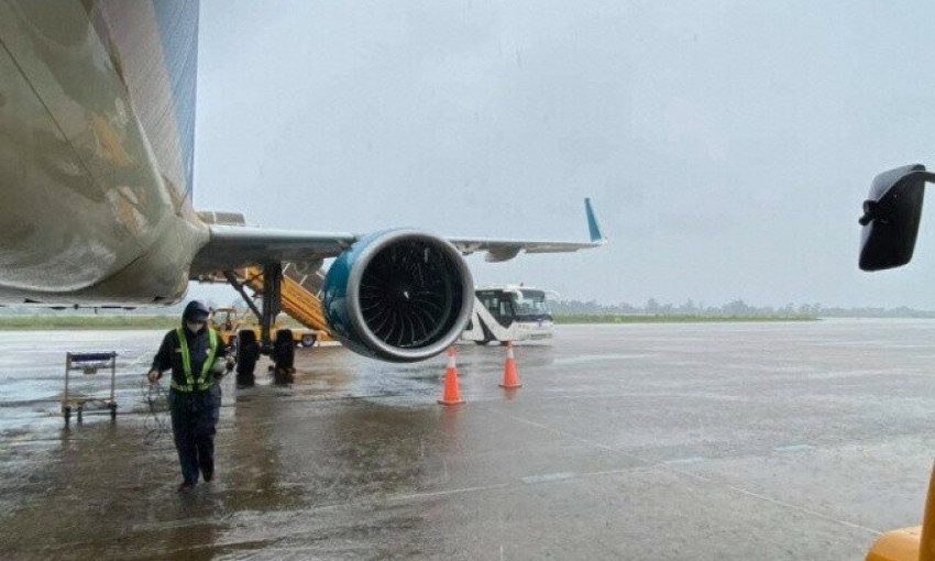 Hủy cả trăm chuyến bay, hàng chục nghìn khách bị ảnh hưởng vì bão số 1
