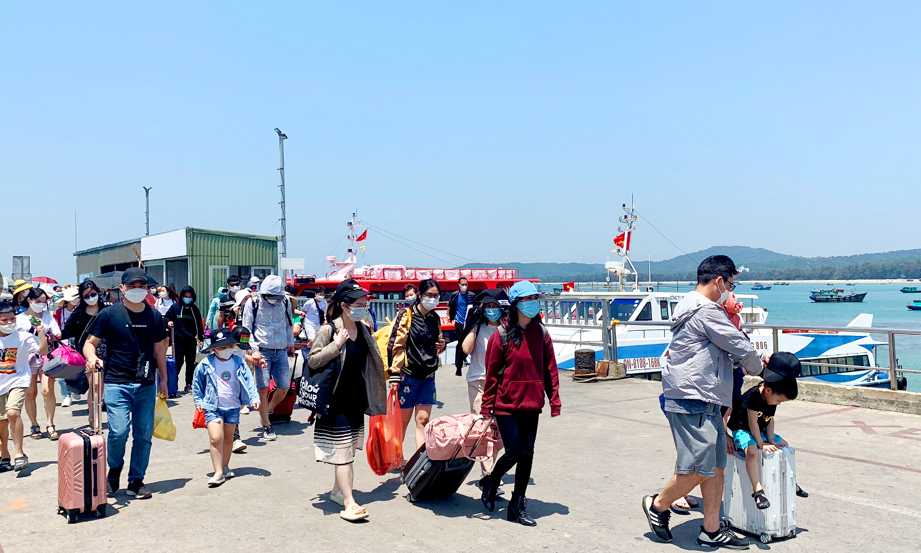 Co To: 8.000 tourists returned to mainland  ahead storm