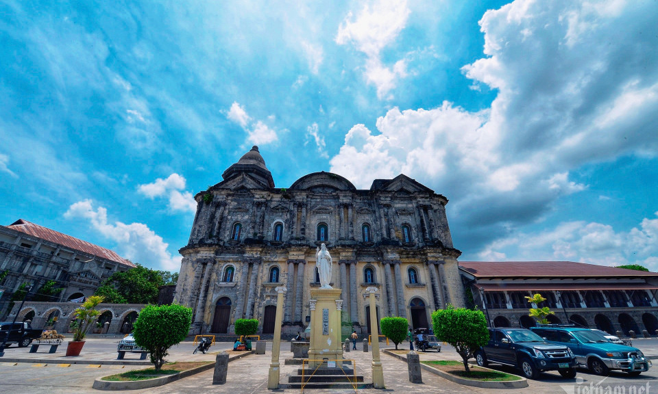 Bên trong nhà thờ từng bị phá hủy nhiều lần ở Philippines