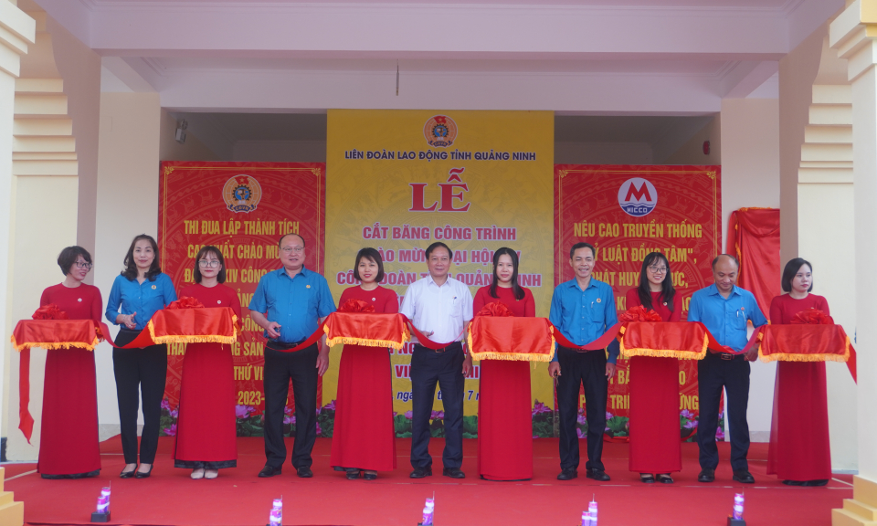 Gắn biển chào mừng Đại hội Công đoàn cho công trình trụ sở Công ty Công nghiệp hóa chất mỏ Việt Bắc - MICCO