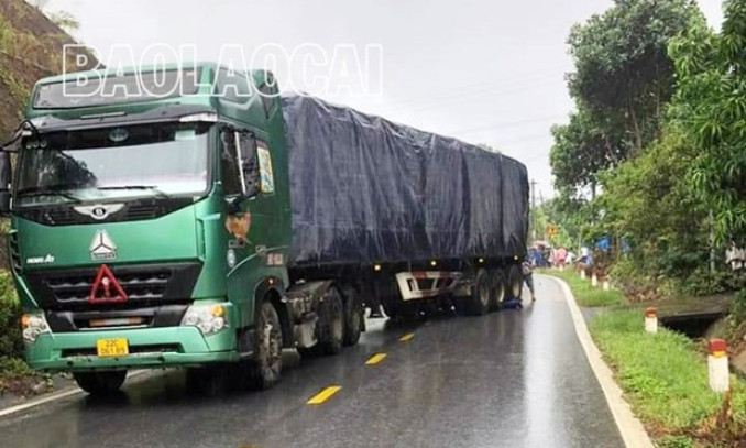 Lào Cai: Xe đầu kéo va chạm với xe môtô làm 2 người tử vong tại chỗ