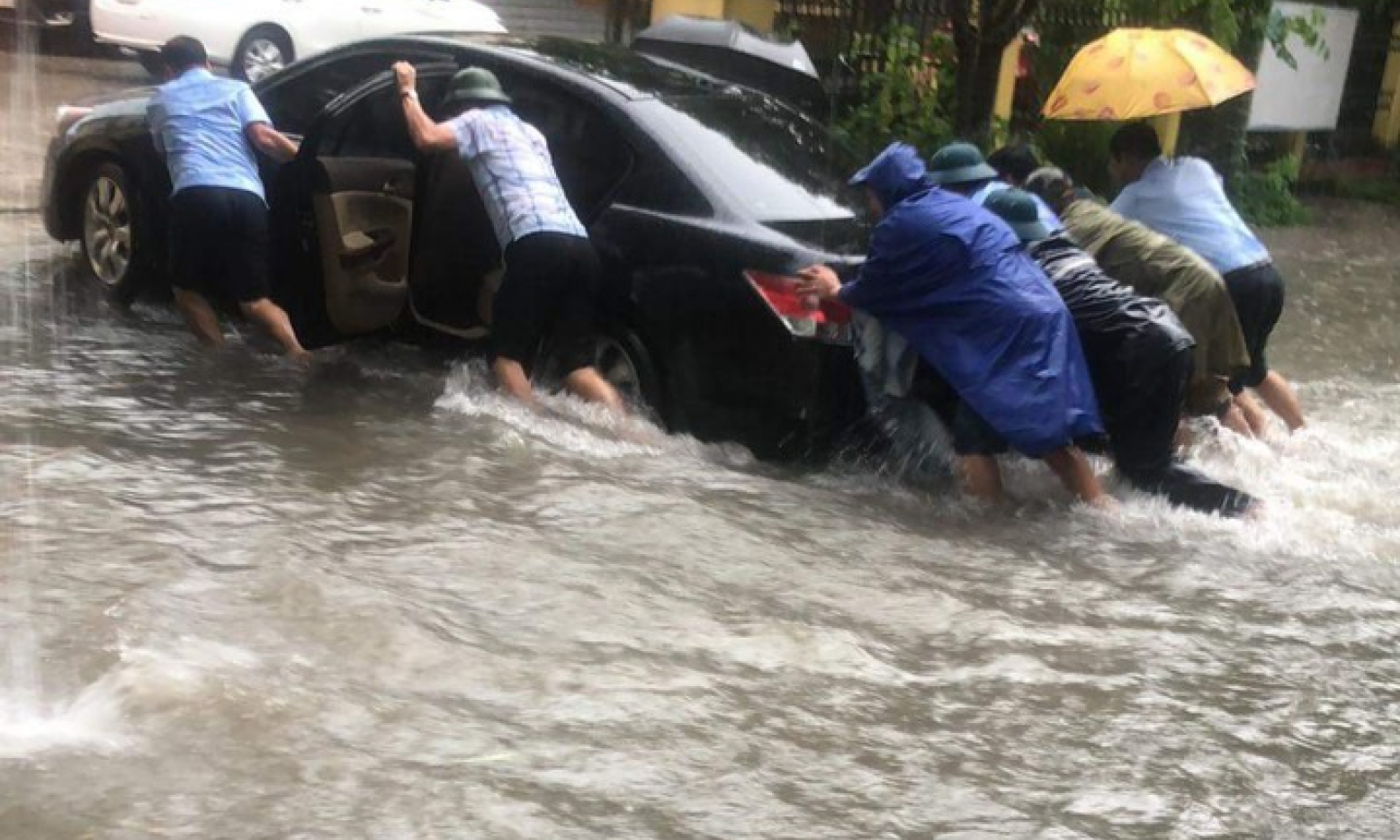 Hải Hà: Mưa lớn gây ngập úng một số tuyến phố