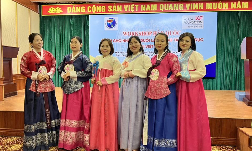 Giới thiệu văn hóa Hàn Quốc cho giáo viên THPT tại Hạ Long