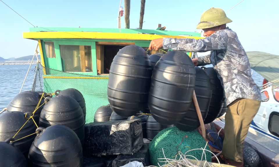 Hỗ trợ các hộ dân chuyển đổi vật liệu nuôi trồng thuỷ sản