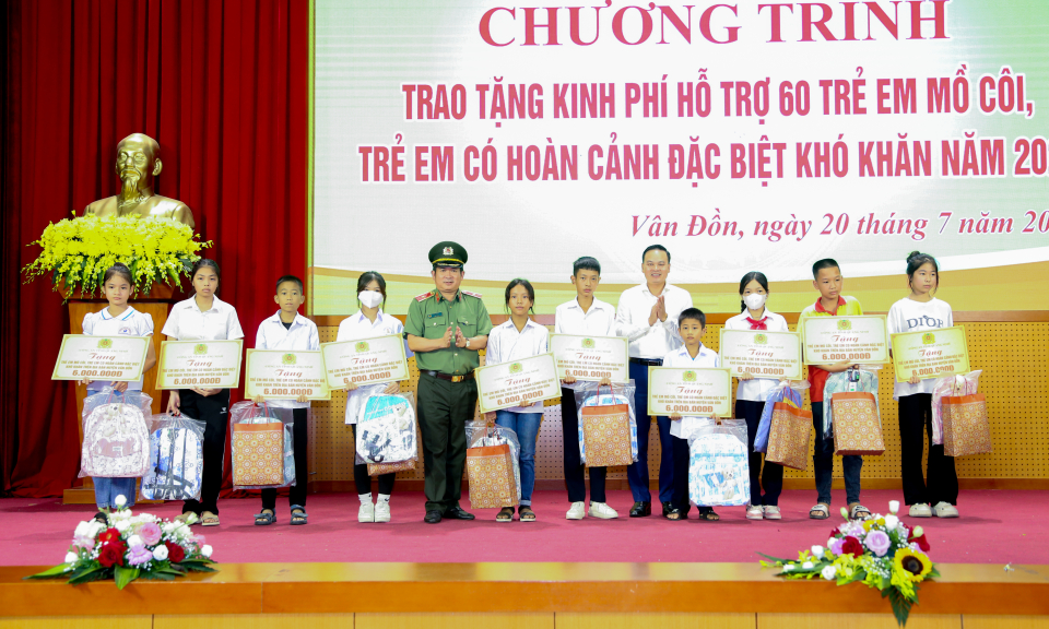 Trao tặng kinh phí hỗ trợ 60 trẻ em mồ côi, có hoàn cảnh đặc biệt khó khăn