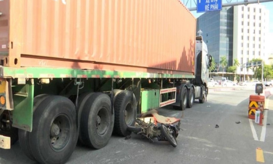 Hai vợ chồng đi xe máy chết thảm dưới bánh container