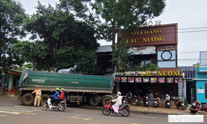 Tránh người phụ nữ sang đường, xe đầu kéo lao vào quán lẩu nướng