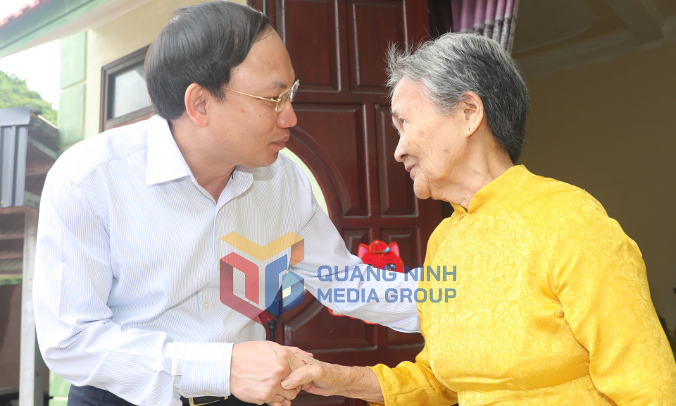 Đồng chí Bí thư Tỉnh ủy Nguyễn Xuân Ký thăm hỏi, tri ân gia đình có công với cách mạng, tháng 7-2023
