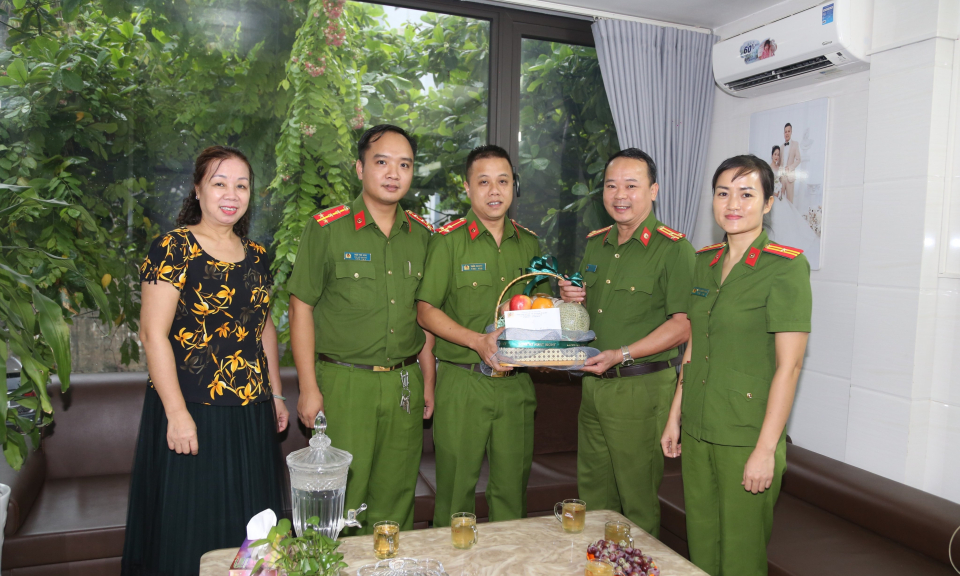 Thăm, tặng quà các thương binh phòng chống tội phạm ma túy