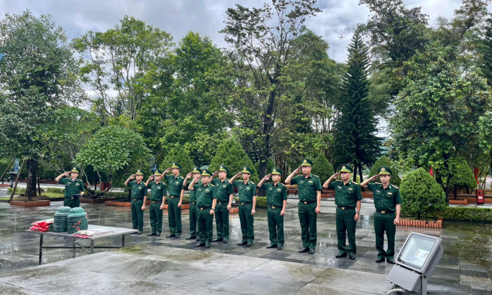 Dâng hương tưởng niệm các anh hùng, liệt sĩ tại Đài tưởng niệm các anh hùng, liệt sĩ Pò Hèn