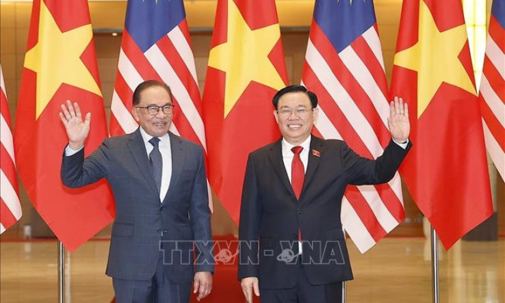 Chủ tịch Quốc hội Vương Đình Huệ hội kiến Thủ tướng Malaysia Anwar Ibrahim