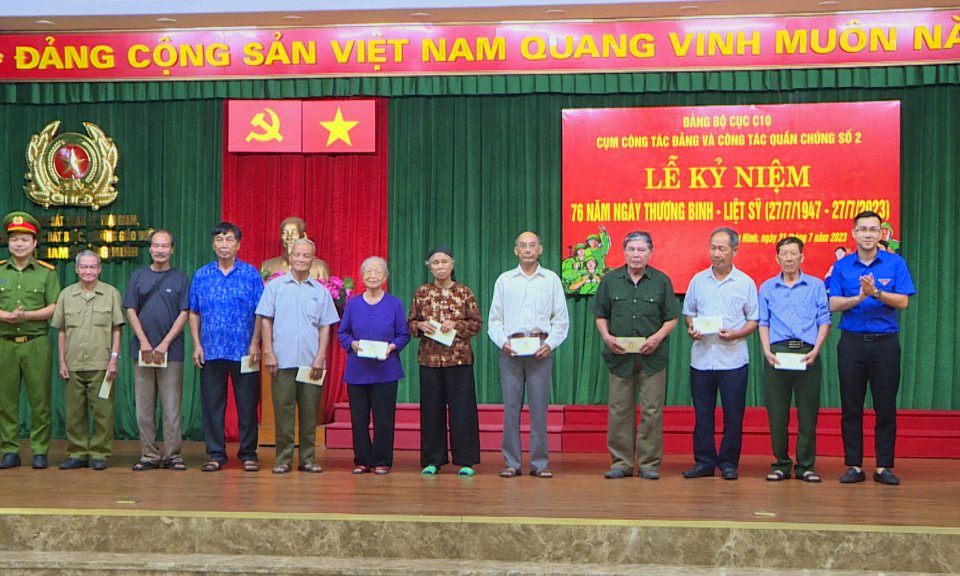 C10 - Bộ Công an: Thăm, tặng quà người có công với cách mạng