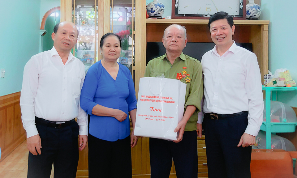 Trưởng ban Nội chính Tỉnh ủy thăm, tặng quà người có công tiêu biểu huyện Ba Chẽ