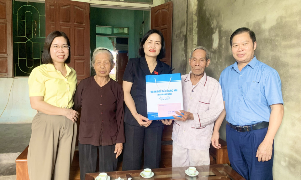 Đại biểu Quốc hội thăm, tặng quà người có công trên địa bàn huyện Hải Hà