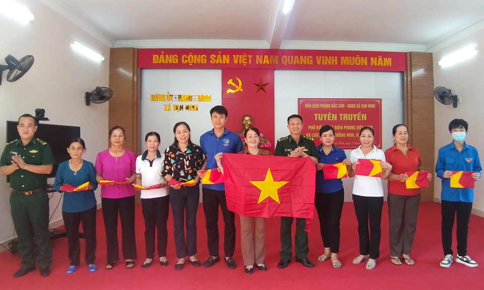 Đồn Biên phòng Bắc Sơn: Trao tặng 300 cờ Tổ quốc cho người dân xã Vạn Ninh (TP Móng Cái)