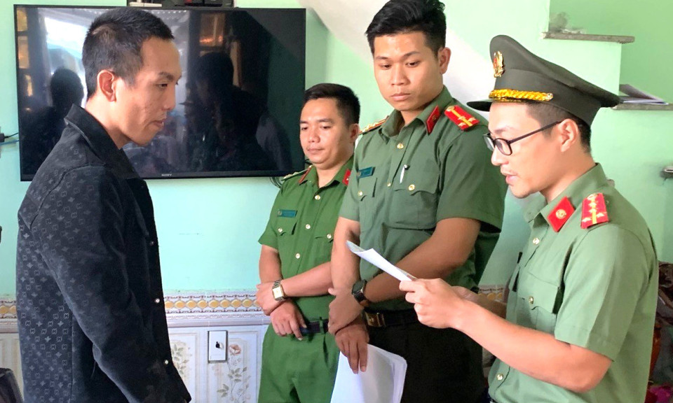 Bắt 2 thanh niên mang súng đi đòi nợ thuê