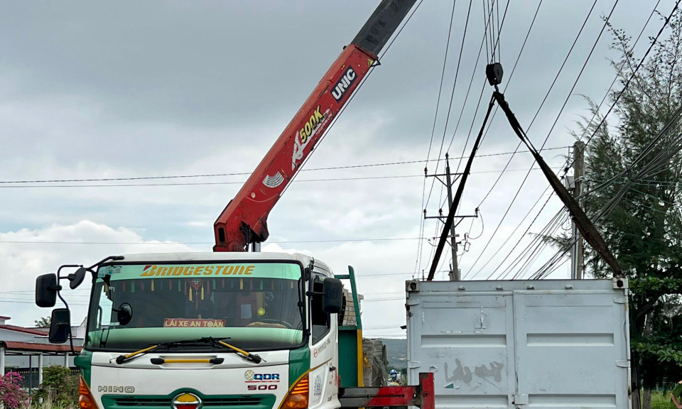 Điều khiển cần cẩu vướng vào dây điện, 2 người bị điện giật thương vong