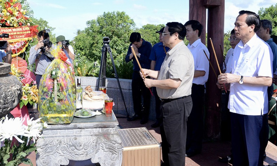 Thủ tướng Phạm Minh Chính dâng hương tưởng niệm tại Di tích Thành cổ Quảng Trị