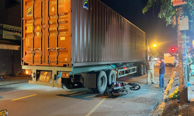 Người đàn ông ngã xuống đường, bị xe container cán tử vong tại chỗ