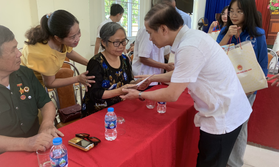 Ban Dân vận Trung ương thăm, tặng quà các gia đình chính sách tại Quảng Ninh