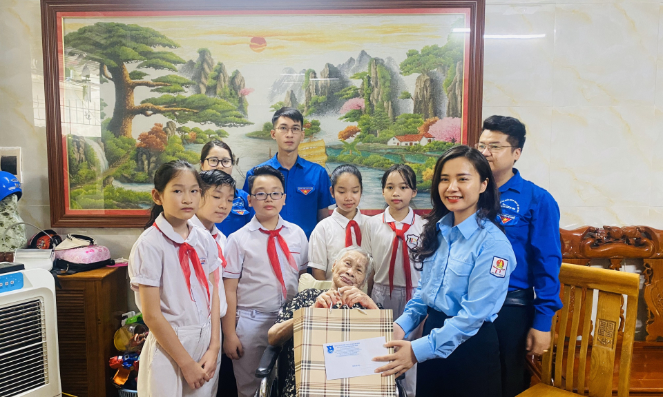 Tỉnh Đoàn và Hội đồng Đội tỉnh thăm, tặng quà Mẹ Việt Nam Anh hùng
