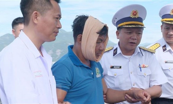 Đưa ngư dân bị tai nạn lao động từ Trường Sa vào đất liền điều trị