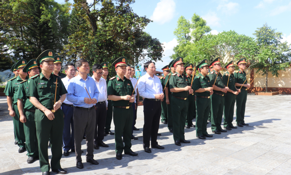 Thứ trưởng Bộ Quốc phòng thăm, tặng quà nhân ngày 27/7 tại Quảng Ninh