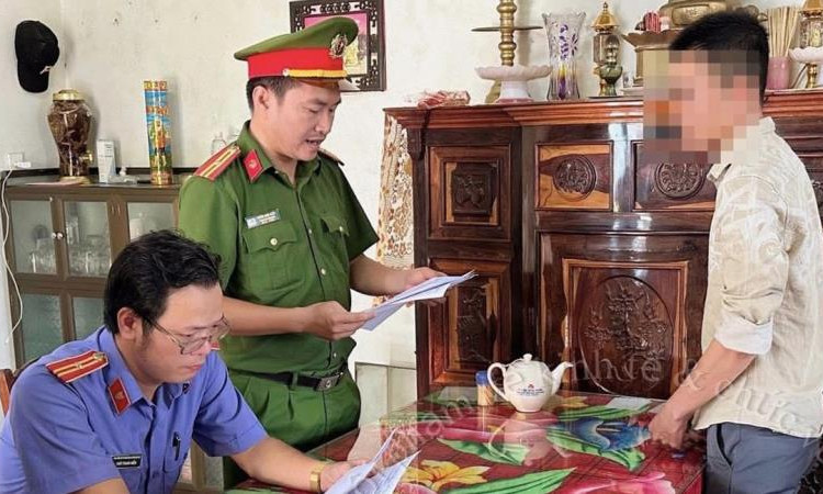Bắt tạm giam viên chức Văn phòng đăng ký đất đai