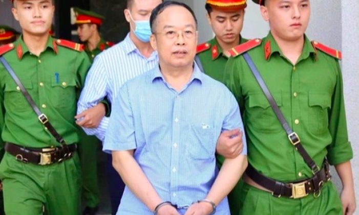 Bản cung thể hiện cựu Cục phó Quản lý xuất nhập cảnh chỉ đạo nhận, chia tiền biếu xén